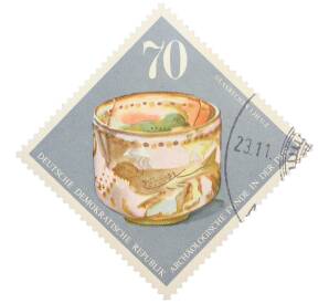 Почтовая марка 70 пфеннигов 1976 года Восточная Германия (ГДР) «Археологические находки — Римский стеклянный кубок» — Фото №1