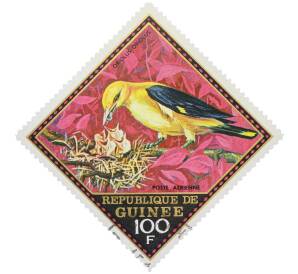 Почтовая марка 100 франков 1976 года Гвинея «Птицы - Обыкновенная иволга (Oriolus oriolus)» — Фото №1