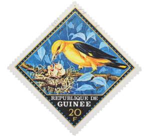 Почтовая марка 20 франков 1971 года Гвинея «Птицы - Обыкновенная иволга (Oriolus oriolus)» — Фото №1