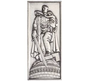 Настольная памятная плакетка (настольная медаль) 1970-1980 года Восточная Германия (ГДР) «Воин-освободитель» — Фото №1