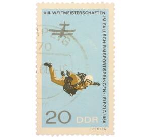 Почтовая марка 20 пфеннигов 1966 года Восточная Германия (ГДР) «VIII Чемпионат мира по парашютному спорту в Лейпциге — Затяжной прыжок» — Фото №1