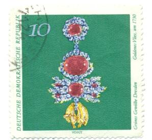 Почтовая марка 10 пфеннигов 1971 года Восточная Германия (ГДР) «Сокровища 0Зеленого свода в Дрездене — Орден Золотого руна» — Фото №1