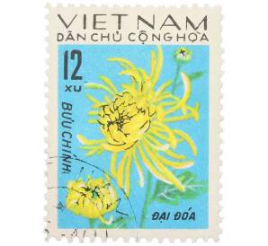 Почтовая марка 12 су 1974 года Северный Вьетнам (ДРВ) «Садовые цветы — Хризантема» — Фото №1