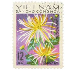 Почтовая марка 12 су 1974 года Северный Вьетнам (ДРВ) «Садовые цветы — Хризантема» — Фото №1