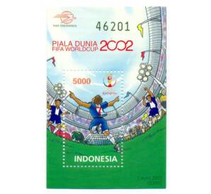 Почтовый блок 2002 года Индонезия «Чемпионат мира по футболу FIFA 2002 в Корее и Японии — Футболист на стадионе» — Фото №1