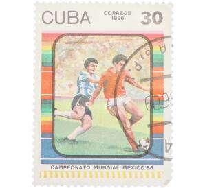 Почтовая марка 10 сентаво 1986 года Куба «Campeonato Mundial Mexico 86 — Борьба за мяч футболисты»