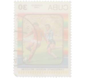 Почтовая марка 10 сентаво 1986 года Куба «Campeonato Mundial Mexico 86 — Борьба за мяч футболисты»