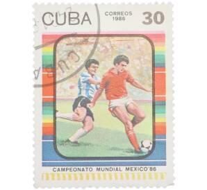 Почтовая марка 30 сентаво 1986 года Куба «Campeonato Mundial Mexico 86 — Футболисты на поле ведение мяча» — Фото №1