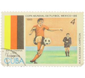 Почтовая марка 4 сентаво 1985 года Куба «Copa Mundial de Futbol Mexico 86 — Чемпион ФРГ 1974 футболист и судья» — Фото №1